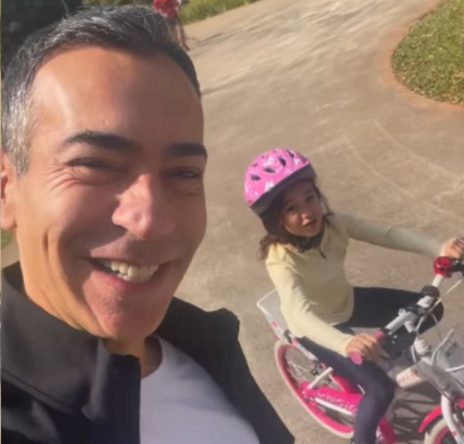 César Tralli ensina Manu a andar de bicicleta e celebra a conquista da filha: <i>Momento mágico</i>