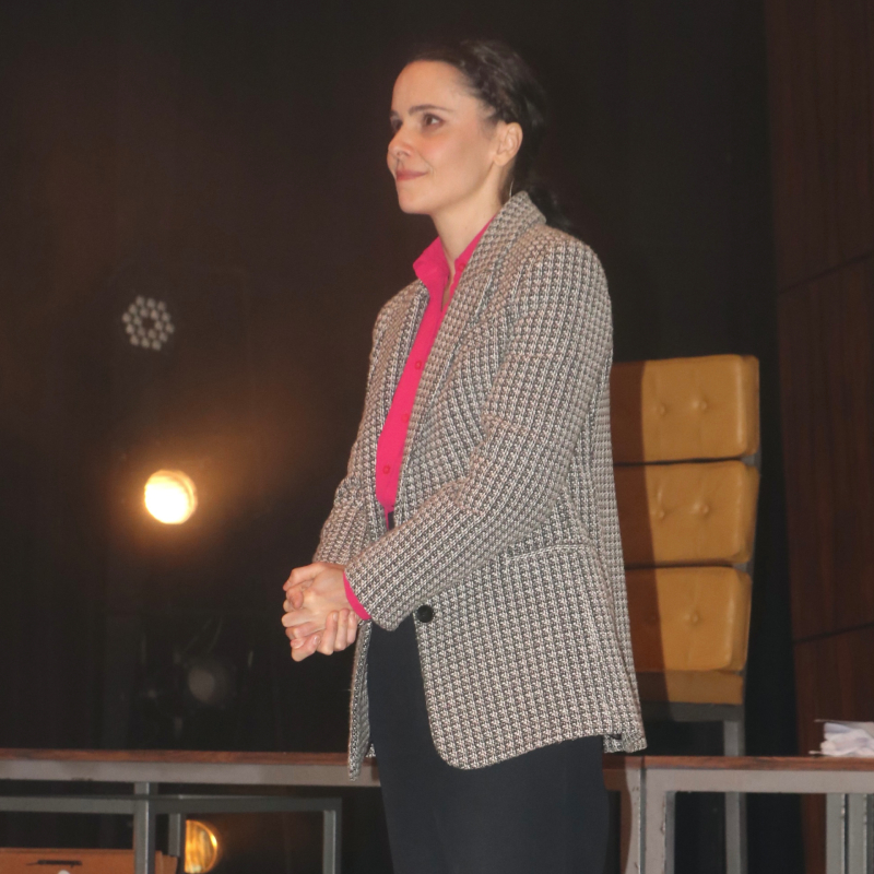 Débora Falabella recebe famosos em sessão especial da peça <I>Prima Facie</i>
