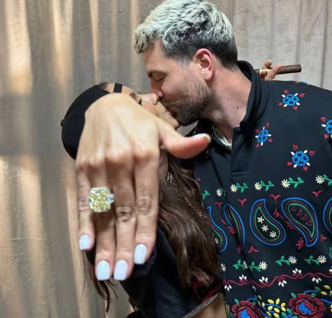 Noiva? Anitta surge com anel em <I>post</i> de J Balvin: <I>Vejo vocês no casamento</i>