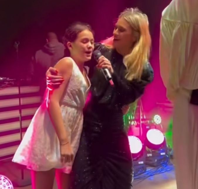 Neta de Preta Gil emociona ao cantar música da vó ao lado de Carolina Dieckmmann