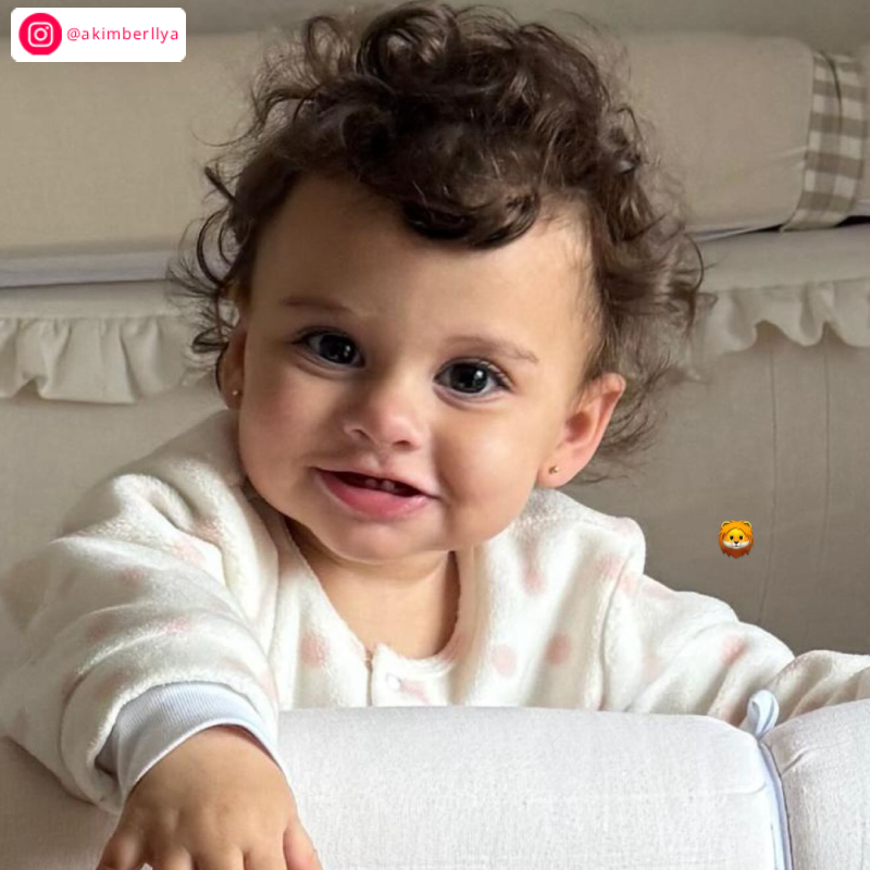 Amanda Kimberlly compartilha clique fofo de Helena no berço. Veja os melhores momentos da terceira filha de Neymar Jr.