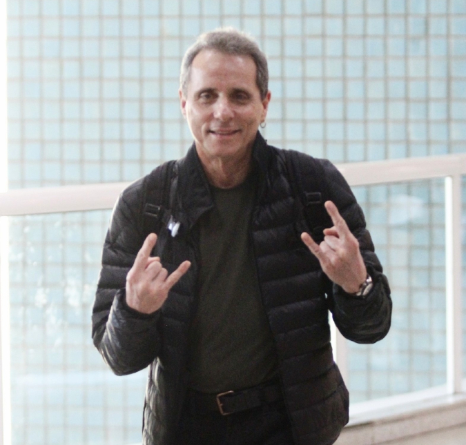 Filho de Tony Bellotto posta clique com família no primeiro <i>show</i> do guitarrista após cirurgia