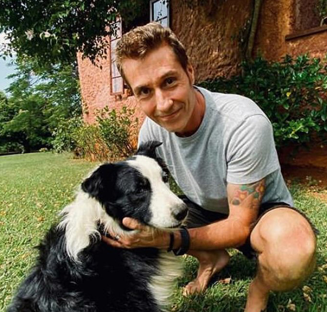Dinho Ouro Preto lamenta morte do cachorro que estava há 15 anos na família