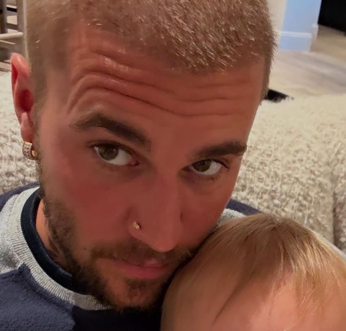 Justin Bieber combina <i>look</i> rosa com o filho Jack e derrete a <i>web</i>