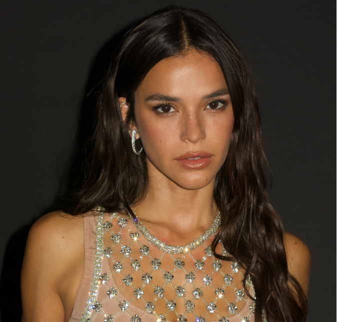 Bruna Marquezine encanta <I>web</I> com bolo de cinco andares