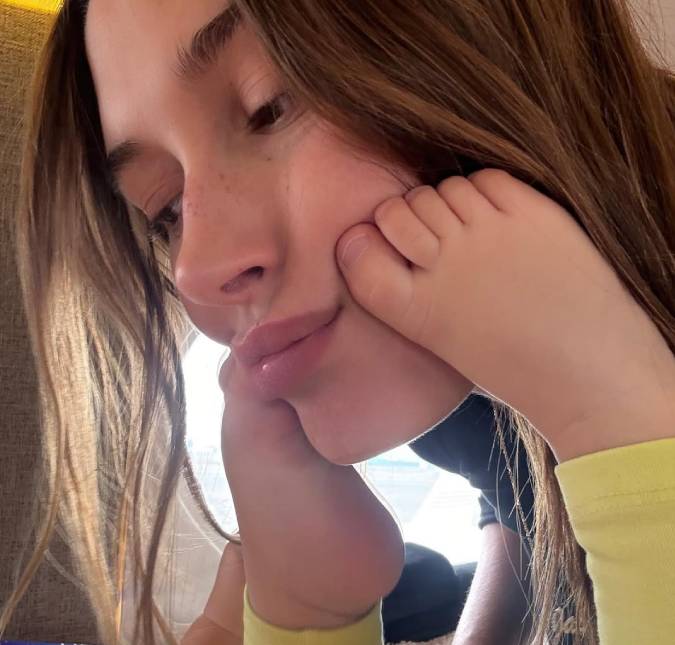 Hailey Bieber derrete fãs ao mostrar foto fofa com os pezinhos do filho, Jack Blues, no rosto