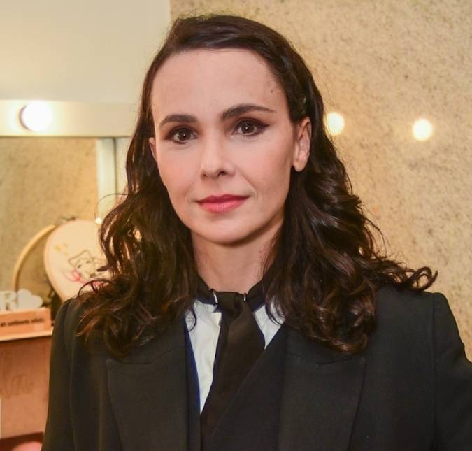 Aos 46 anos de idade, Débora Falabella reflete sobre amadurecimento: <i>Traz mais tranquilidade do que aflição</i>