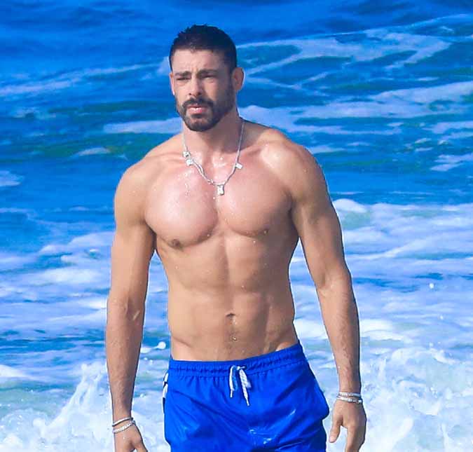 Cauã Reymond curte dia na praia e físico chama atenção