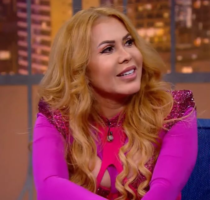 Joelma viraliza ao tentar arrancar microfone de fã durante <i>show</i>; assista