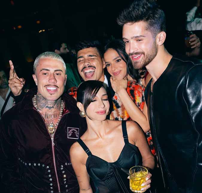 Bruna Marquezine e João Guilherme surgem lado a lado em foto com amigos no aniversário da atriz