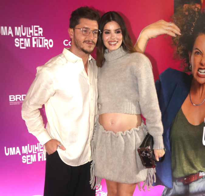 Camila Queiroz exibe barriguinha de grávida ao lado de Klebber Toledo em pré-estreia