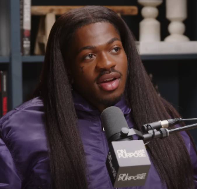 Lil Nas X é visto quase nu pelas ruas de Los Angeles e é hospitalizado após possível overdose, afirma <i>site</i>