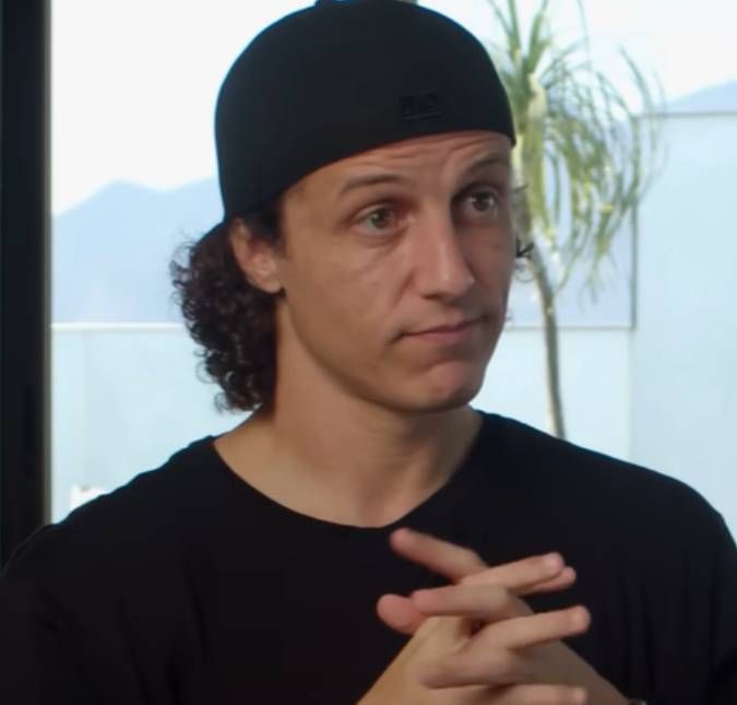 David Luiz se pronuncia após ser acusado de ter caso extraconjugal e nega que houve encontro presencial De acordo com nota, o jogador interagiu apenas por mensagens com jovem que expôs conversas com o atleta nesta sexta feira, dia 22