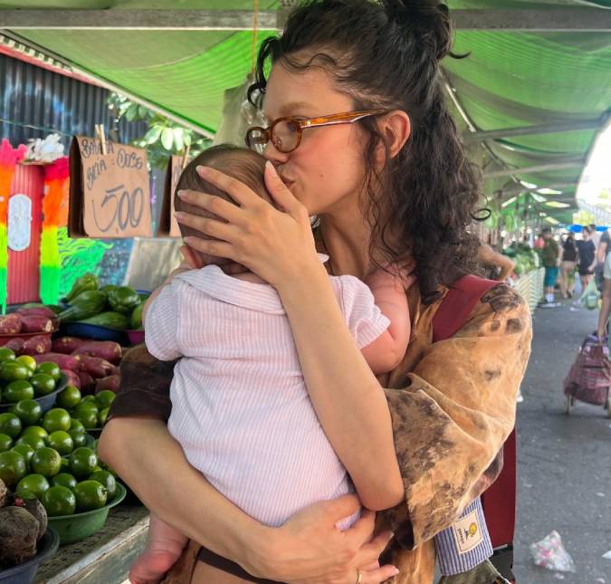 Manu Gavassi leva filha para passear na feira: <I>A vida é perfeita com a minha agarradinha!</i>