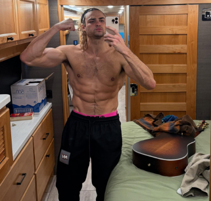 Noah Centineo choca ao aparecer musculoso e loiro! Confira curiosidades sobre o ator
