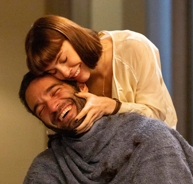 Alice Wegmann brinca com tamanho da cabeça de Humberto Carrão em homenagem: <i>Rostinho lindo… rostinho não, rostão</i>
