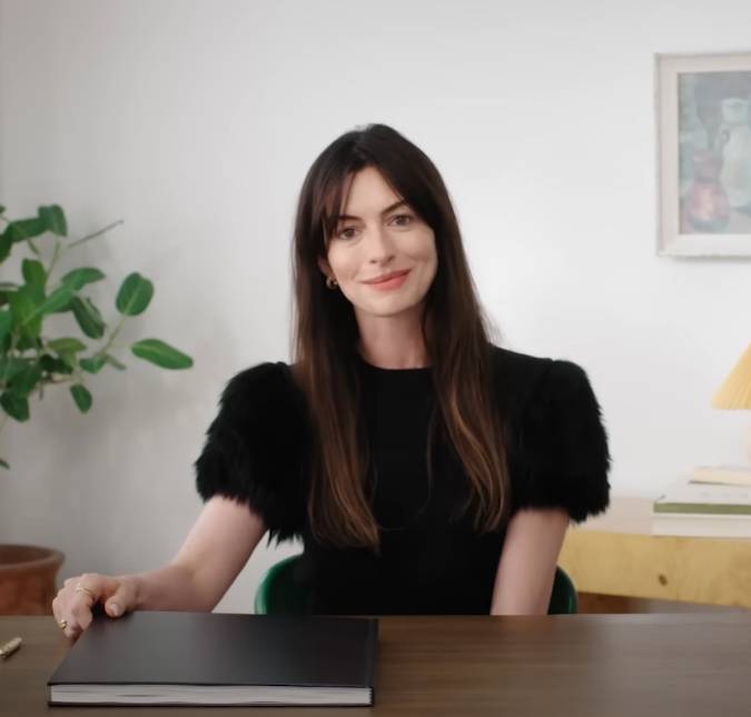 Anne Hathaway brinca com queda em escada nas filmagens de <i>O Diabo Veste Prada 2</i>: <I>Ainda caindo por você</i>