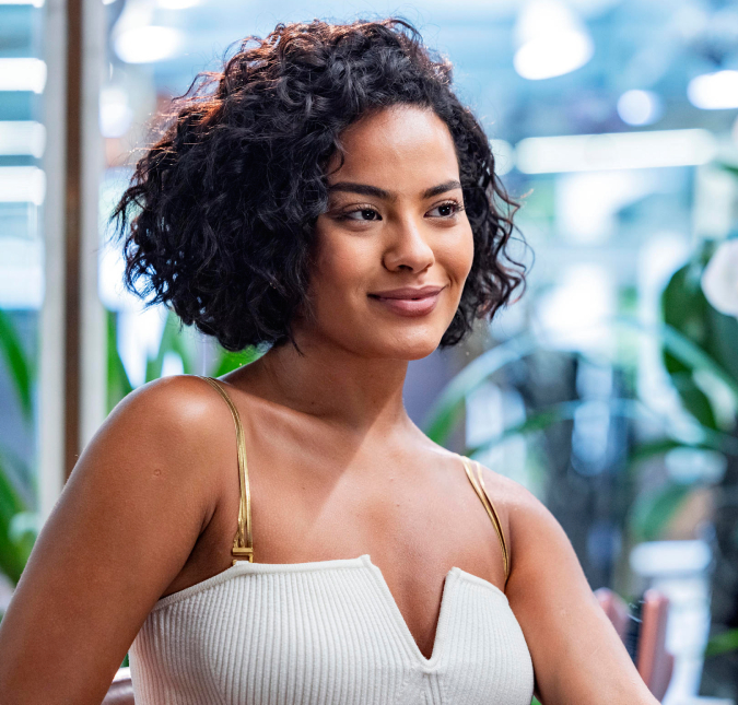 Bella Campos relembra adolescência difícil e fala sobre desejo de empoderar mulheres