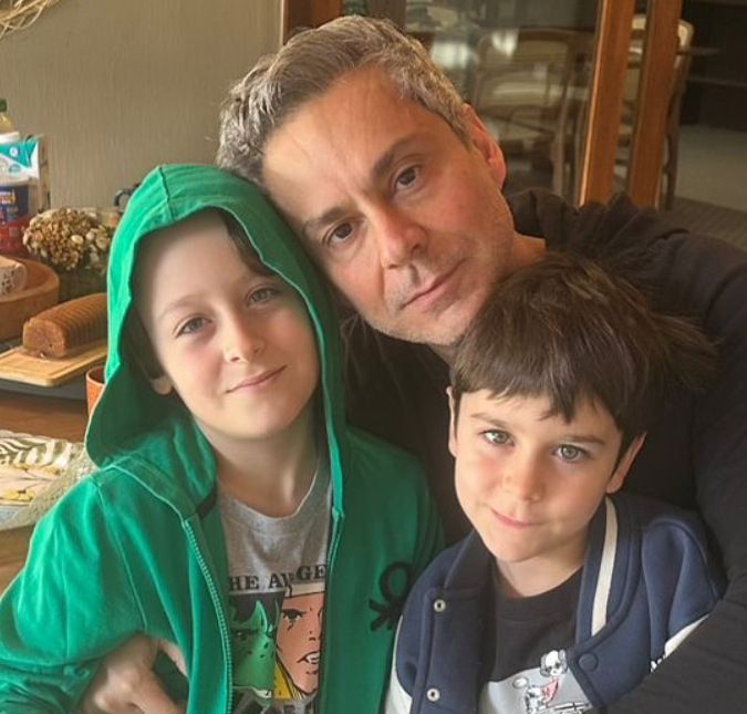 Em memórias de agosto, Alexandre Nero compartilha clique com os filhos