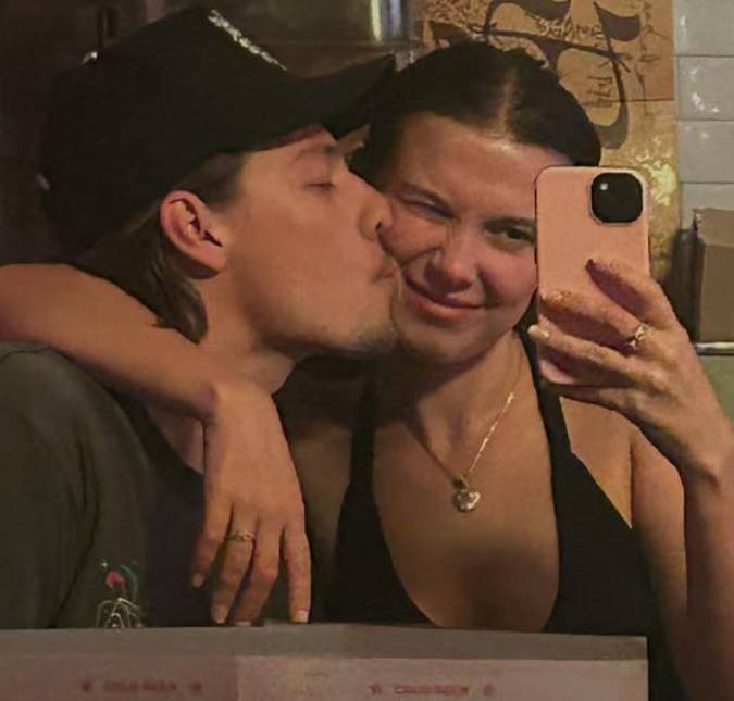 Millie Bobby Brown abre álbum de fotos e mostra Jake Bongiovi com a filha do casal