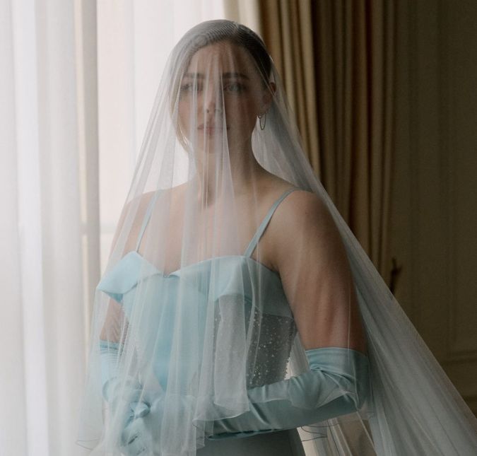Veja as celebridades que, assim como Chloë Grace Moretz, trocaram o branco pelo azul no vestido de noiva
