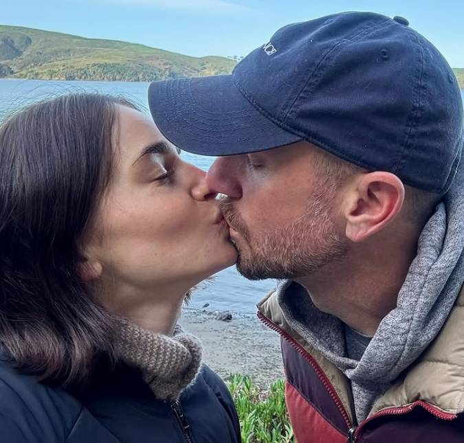 Lily Collins se declara para marido no dia do aniversário de casamento: <i>Sorte que sinto por ser sua</i>