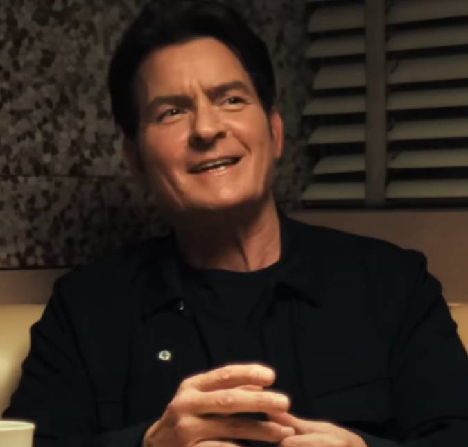 Charlie Sheen abre o coração ao falar sobre relações sexuais com homens: <i>Foi libertador</i>