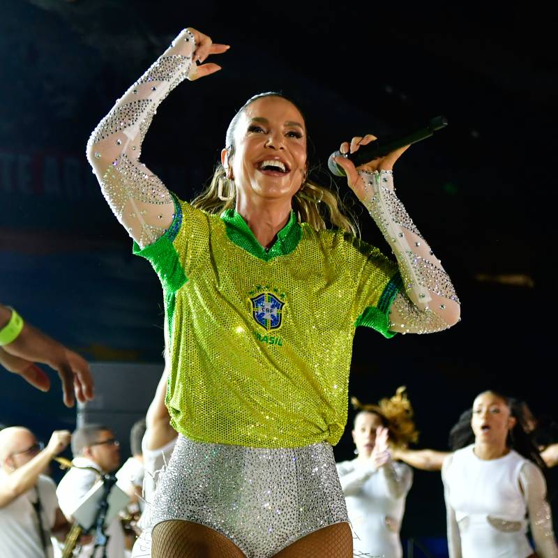 Com camisa personalizada da seleção, Ivete Sangalo abre jogo entre Chile e Brasil