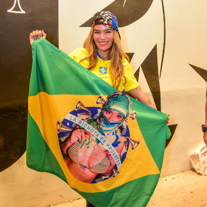 Atração no jogo da <I>NFL</i> no Brasil, Karol G é recepcionada por fãs em São Paulo