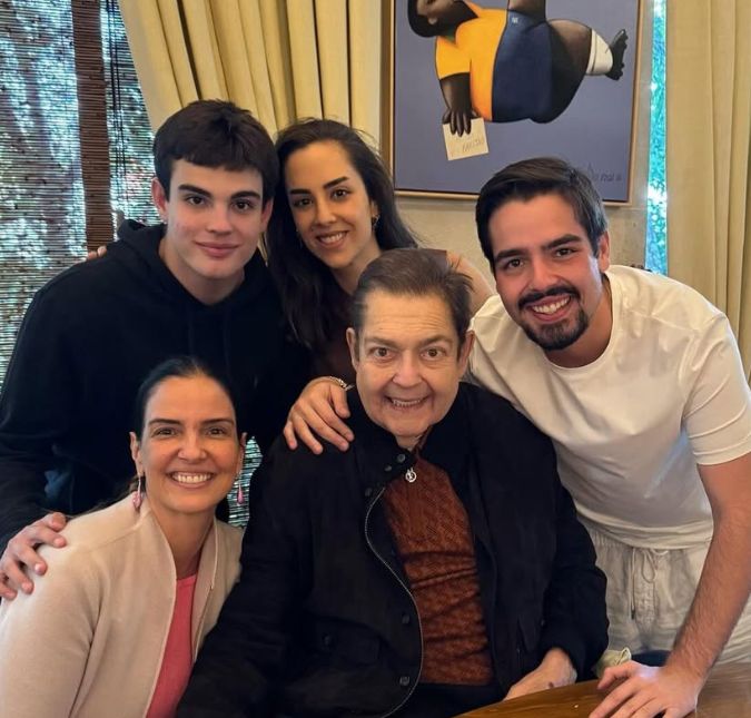 João Silva, filho de Faustão, atualiza estado de saúde do pai: - <i>Está comunicativo, do jeito dele</i>