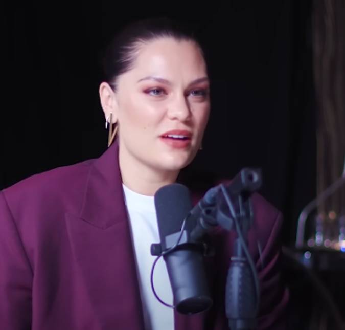 Jessie J faz primeira apresentação após cirurgia para retirada de câncer e leva filho ao palco