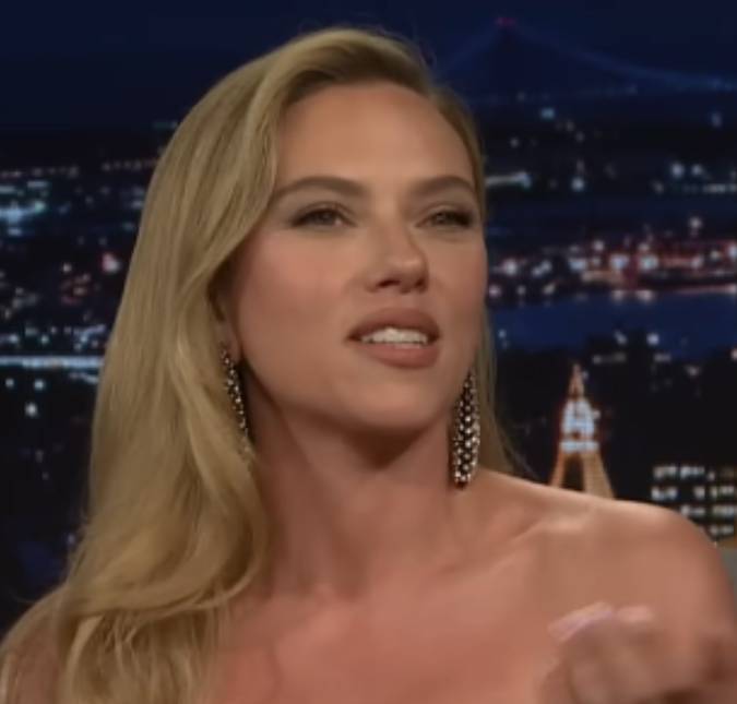 Scarlett Johansson escolhe vestido aberto nas costas e exibe tatuagem enorme em <i>red carpet</i> de Festival de Cinema