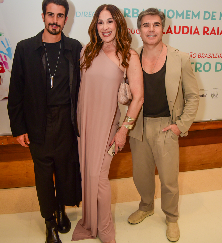 Claudia Raia posa com Jarbas Homem de Mello e Enzo Celulari em estreia de musical; veja quem esteve por lá!