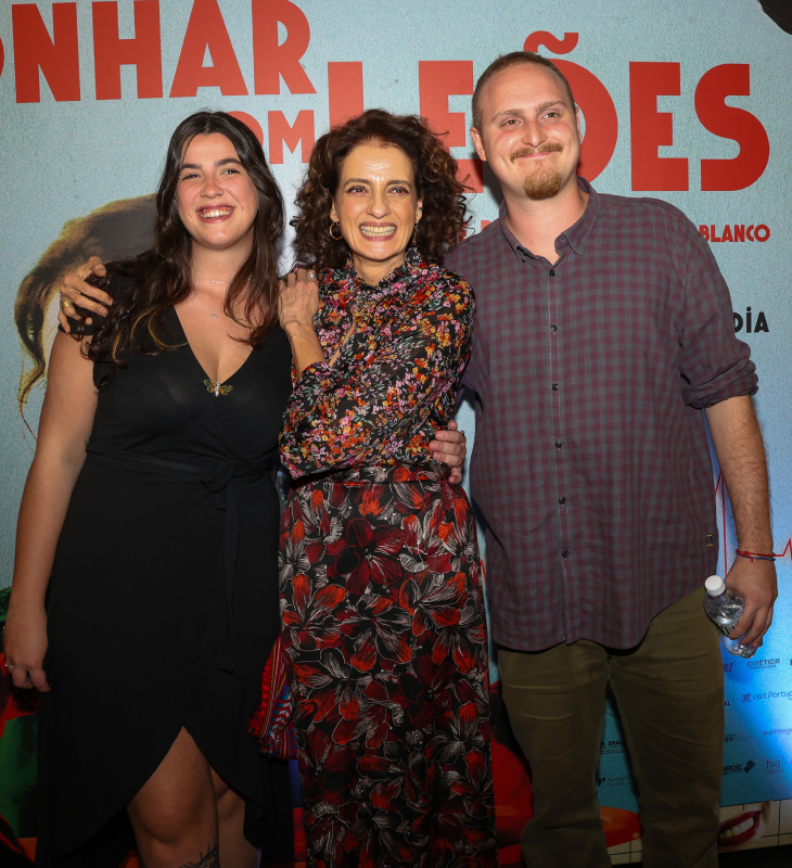 Em momento raro, Denise Fraga posa ao lado do filho e da nora em lançamento de filme