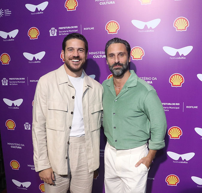 Marco Pigossi e Marco Calvani encantam em viagem com cachorrinha de estimação: <i>Sempre presente</i>