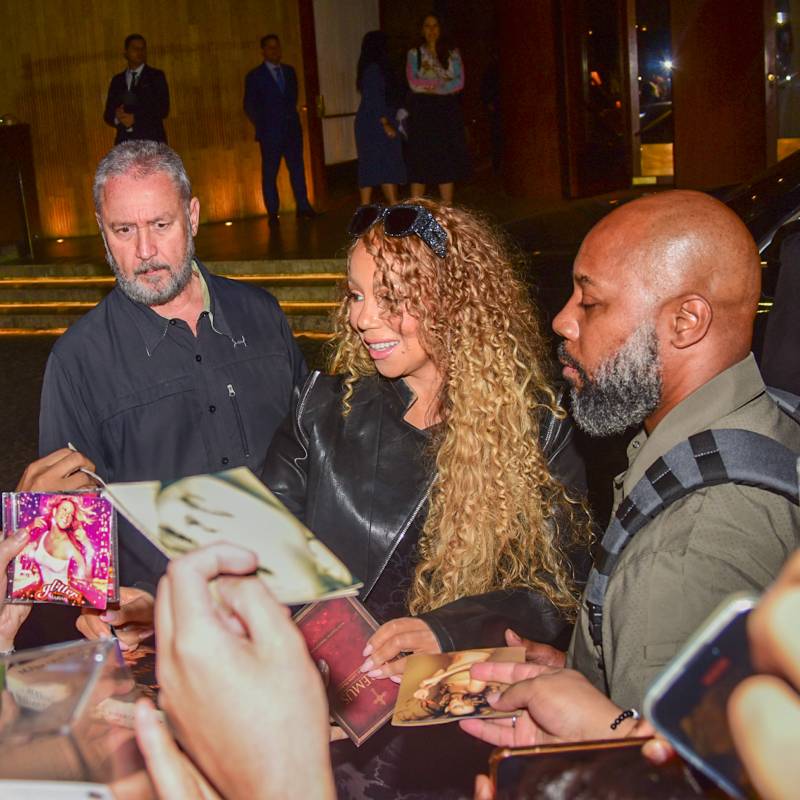 Mariah Carey distribui autógrafos na entrada do hotel em São Paulo