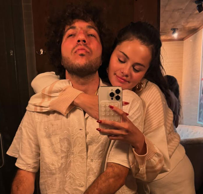 Selena Gomez e Benny Blanco esbanjam amor no tapete vermelho do <i>Emmy 2025</i>