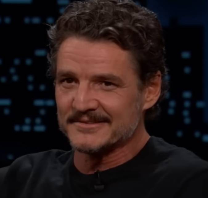 Concorrendo ao <i>Emmy</i> de Melhor Ator, Pedro Pascal chega no tapete vermelho com <i>look</i> <i>all white</i>