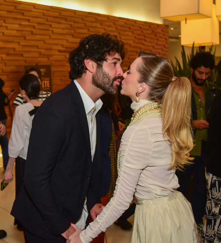 Duda Reis ganha beijo do marido em pré-estreia de filme com Klara Castanho