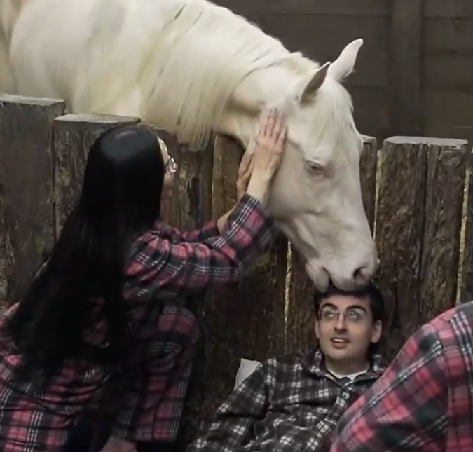 Que susto! Na baía, Dudu Camargo leva mordida de cavalo em <i>A Fazenda 17</i>
