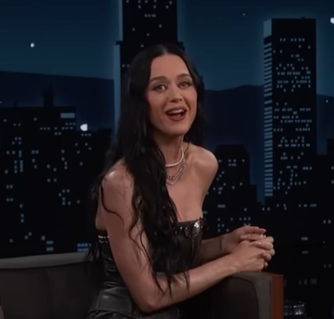 Katy Perry chuta <i>Labubu</i> e quase cai em <i>show</i> em Curitiba; assista