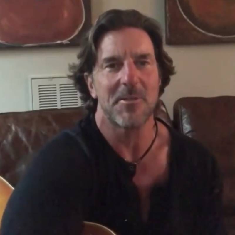Brett James, compositor que já trabalhou com Taylor Swift e Bon Jovi, morre aos 57 anos de idade. Veja quem são os famosos que nos deixaram em 2025