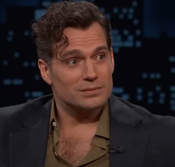 Após acidente em pré-produção de filme, Henry Cavill mostra perna lesionada