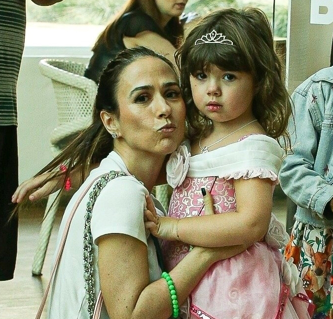 Tatá Werneck diverte ao experimentar roupas da filha de cinco anos de idade