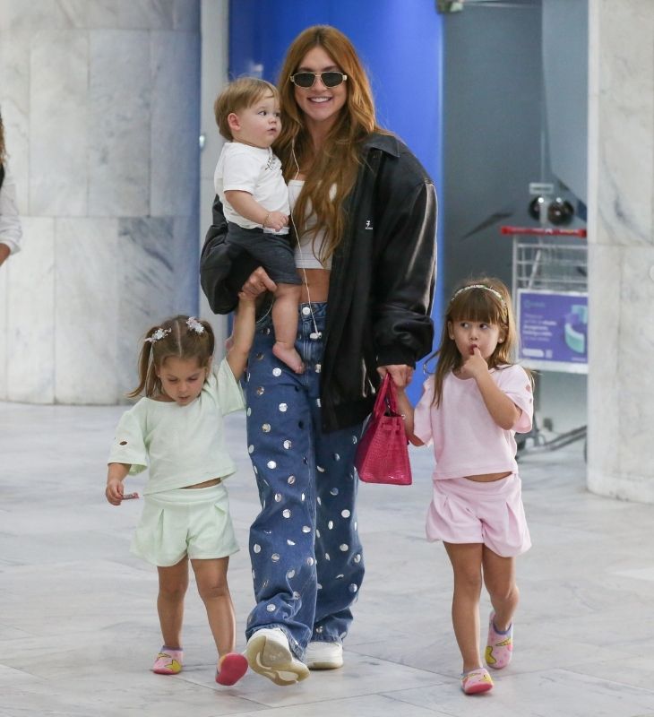 Virginia Fonseca embarca em aeroporto com os três filhos e Maria Alice diverte com momento fofo. Veja os cliques