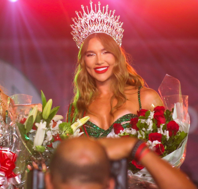 Pé torcido, saia justa, troca de <i>looks</i>... Veja os bastidores da coroação de Virginia Fonseca como Rainha de Bateria