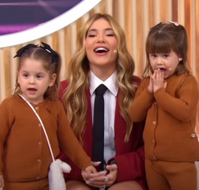 Maria Alice, filha de Virginia Fonseca e Zé Felipe, é tietada em parque e corrige fãs: <i>É mamãe Virginia</i>
