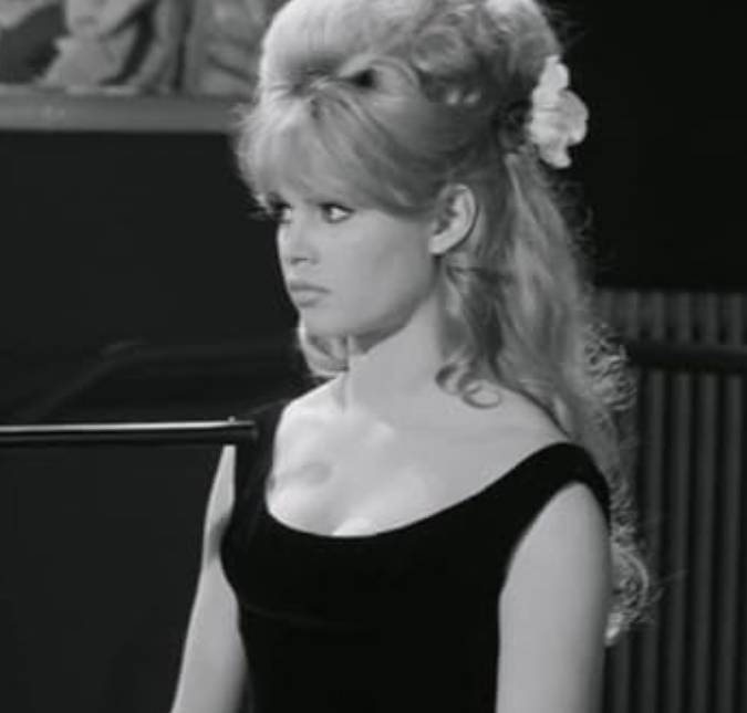 Brigitte Bardot, Jennifer Aniston, Dua Lipa e mais famosas que já lançaram moda!