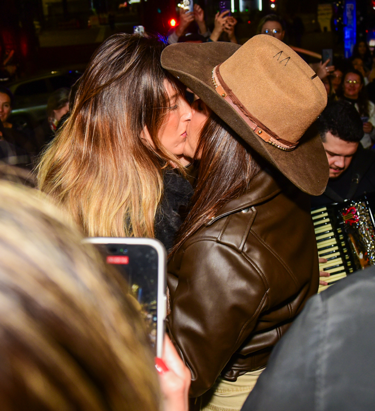 Lauana Prado recebe beijão da noiva em <i>show</i> surpresa na avenida Paulista