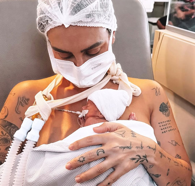 Clara Maia segura o filho pela primeira vez após o nascimento: <i>Seguimos firmes</i>